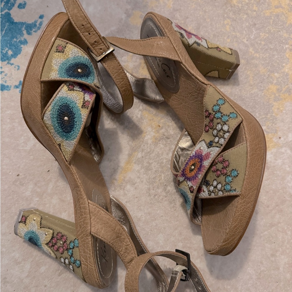 Kenneth Cole embroidered flowers sandals US9